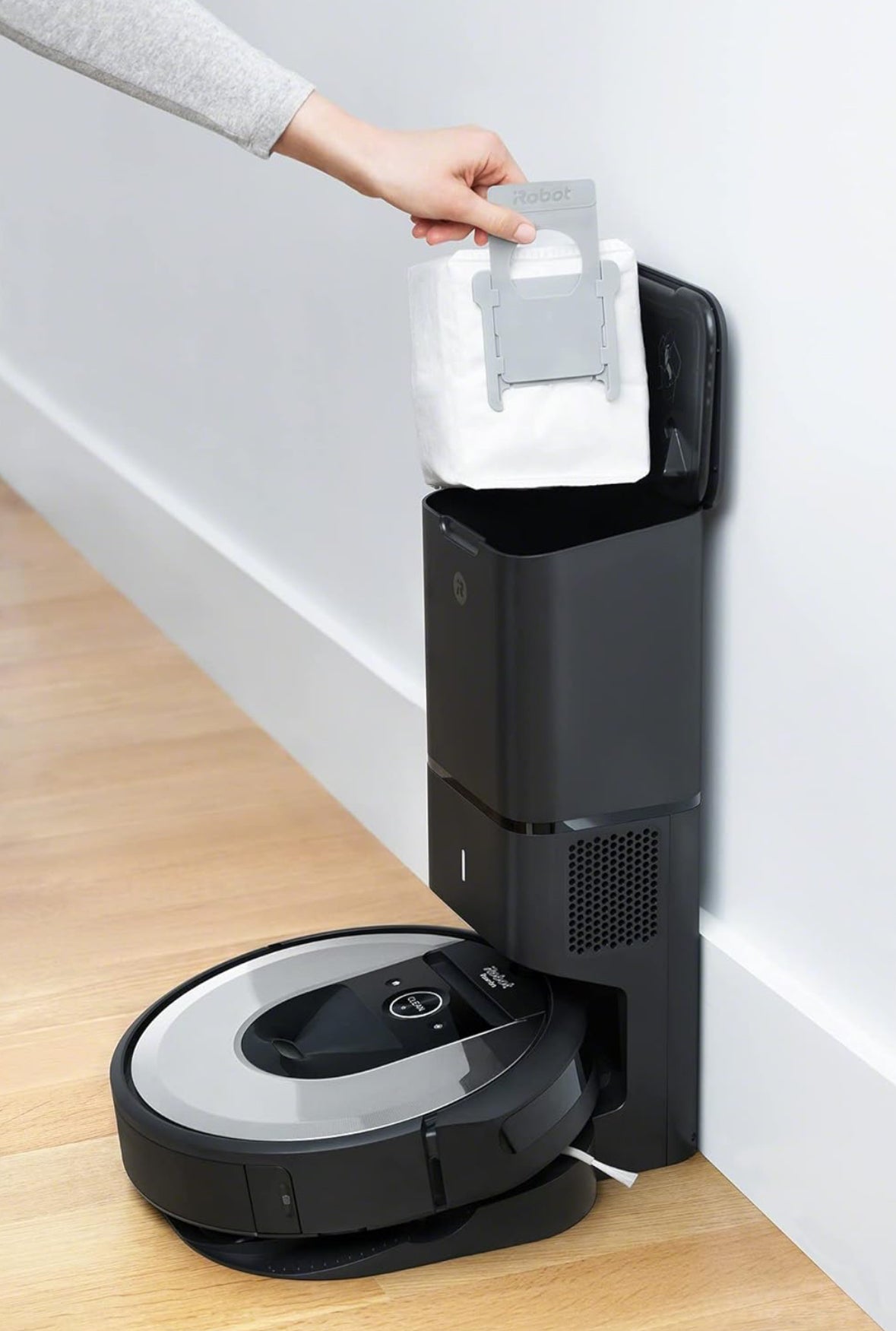 iRobot Roomba Combo i8 Saugroboter mit Autom. Absaugstation, Smarte Kartierung, Sprachassistenten kompatibel, WLAN, Einstellung per App, Light Silver
(Gebraucht,Zustand: sehr gut)