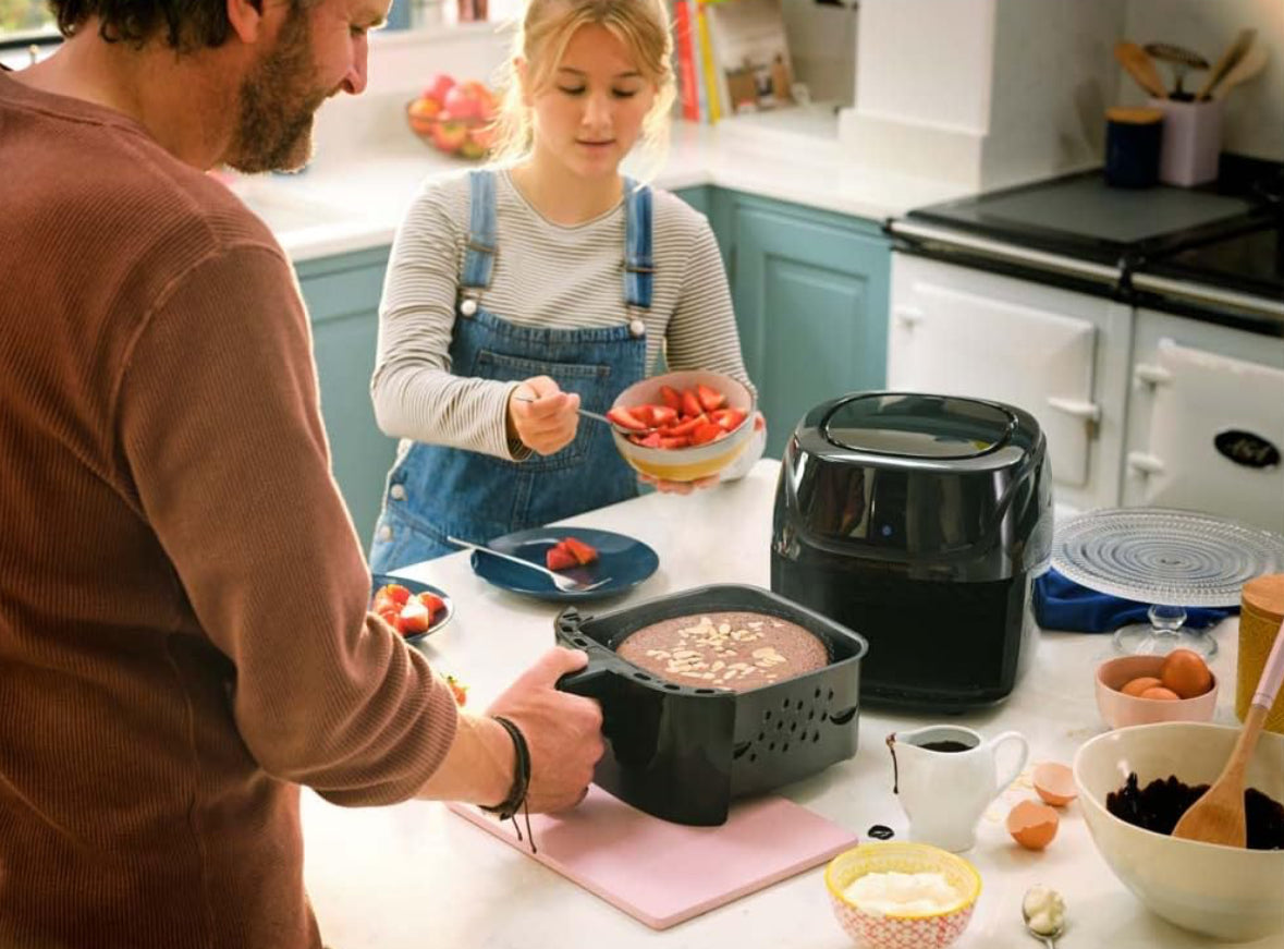 Russell Hobbs Heißluftfritteuse L 4L Rapid AirFryer [sehr kleines Gehäuse/7 Kochfunktionen/10 Programme.(OVP beschädigt )