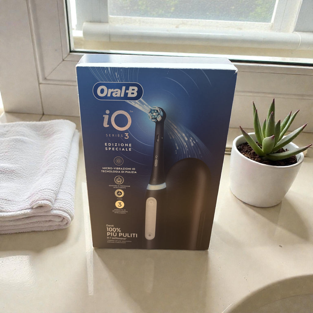 Oral-B Wiederaufladbare elektrische Zahnbürste iO 3 Schwarz mit 1 Ersatzkopf, 1 Reiseetui +Oral-B , neue Version