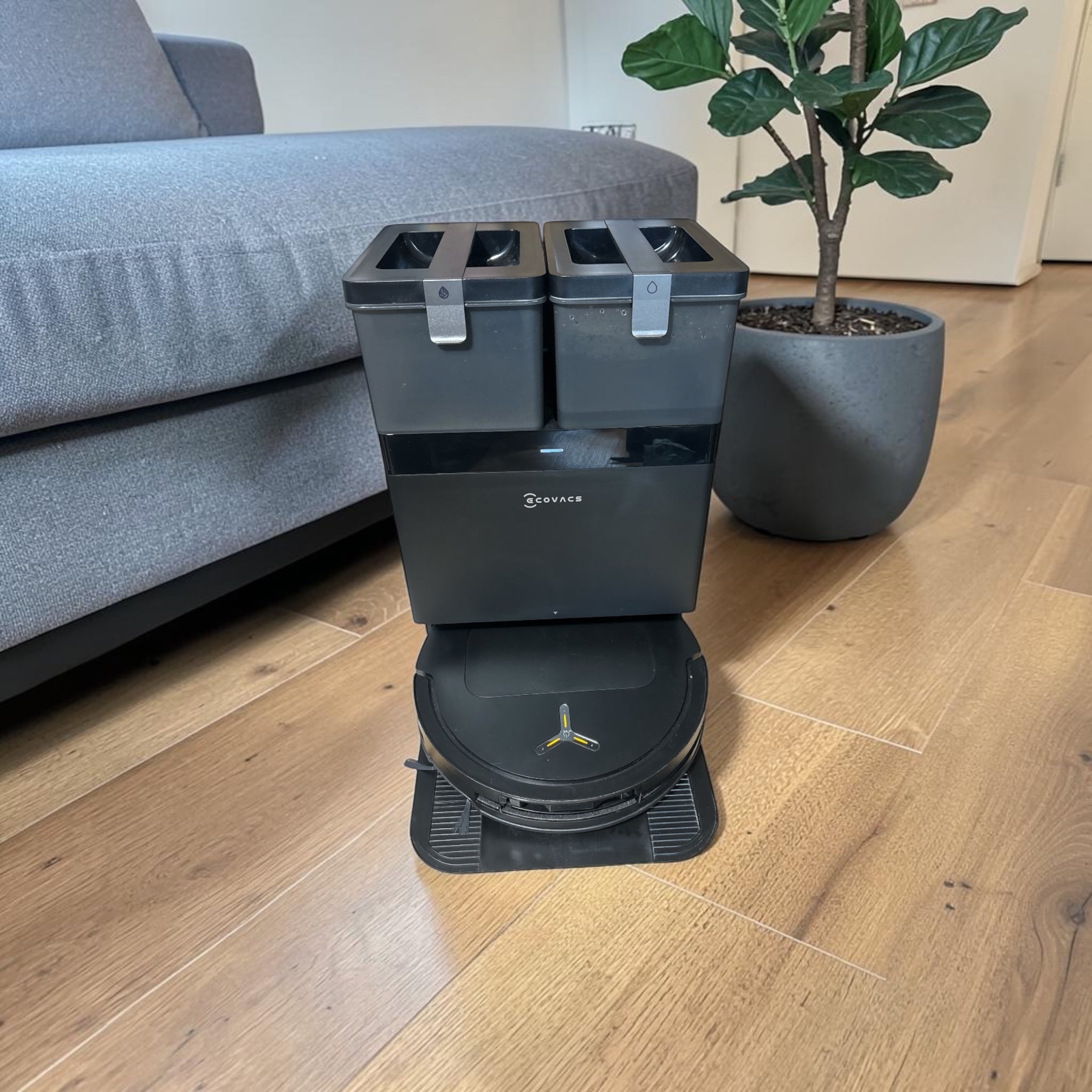 Saugroboter der Firma ECOVACS, Model DEEBOT T50 Omni Gen2 mit Wischfunktion, 21.000 Pa, Ausziehbare Seitenbürste und Mopp, Silberschwarz, Zustand: Generalüberholt (sehr gut)